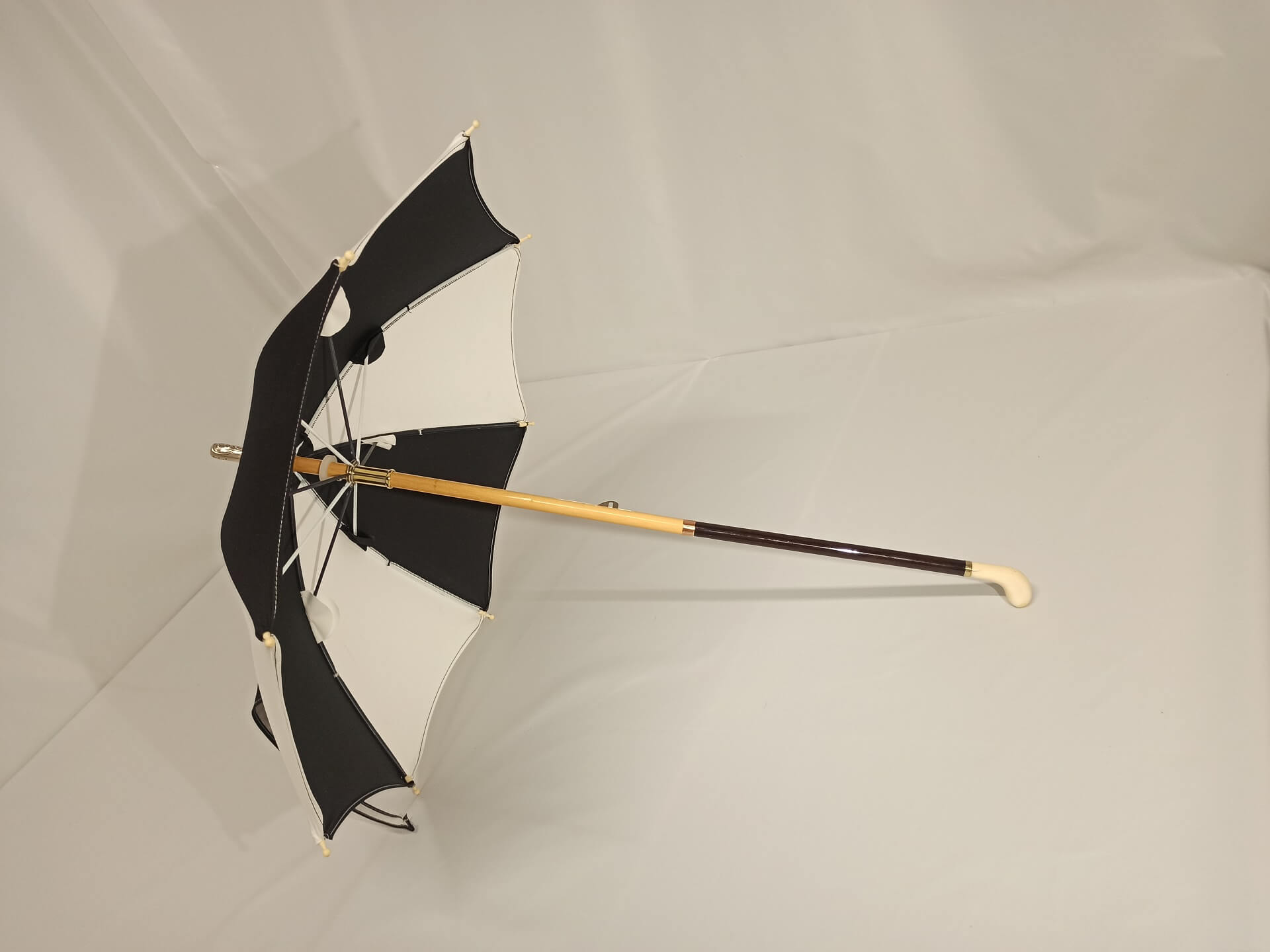 parapluie noir et blanc